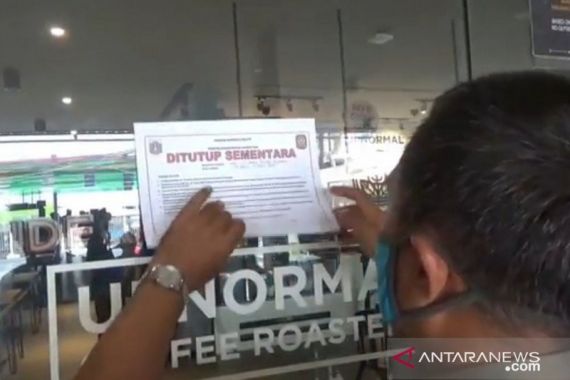 Anak Buah Anies Baswedan Sikat Dua Restoran Pelanggar PSBB di Jaktim - JPNN.COM
