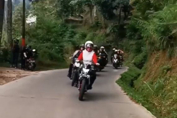Istri Ridwan Kamil Mengendarai Sepeda Motor, Teriak-teriak di Jalan, Heboh - JPNN.COM