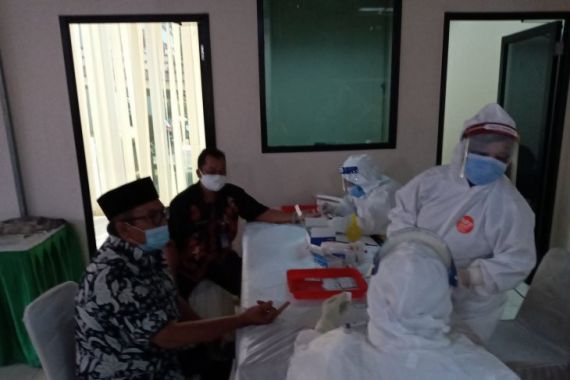 COVID-19 Makin Liar, 55 Anggota DPRD Banten Langsung Rapid Test - JPNN.COM
