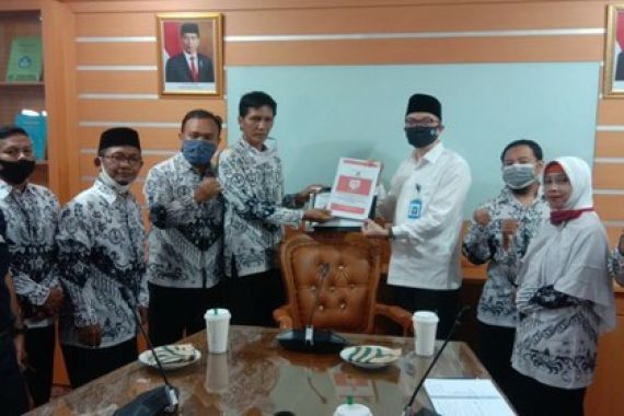 Guru Honorer Non K2 Sujud Syukur Bisa Ikut Tes PPPK 2021 - JPNN.COM