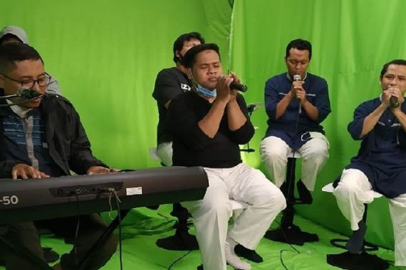 Gandeng Dwiki Dharmawan, Izzatul Islam Padukan Nasyid dengan Orkestra - JPNN.COM