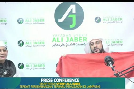 Sudah Ditusuk, Syekh Ali Jaber Berikan Hadiah Terbaik untuk Alfin Andrian - JPNN.COM