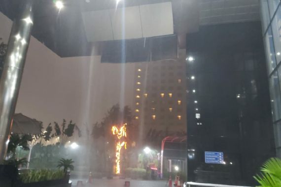 Hujan Deras Mengguyur, Atap Gedung KPK Roboh - JPNN.COM