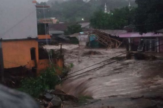 Banjir Bandang di Sukabumi, Dahsyat, 2 Orang Hilang, Warga Terpaksa Mengungsi - JPNN.COM