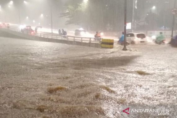 Jakarta Diguyur Hujan Lebat, Ini Daftar Jalan-Jalan yang Terendam Banjir - JPNN.COM