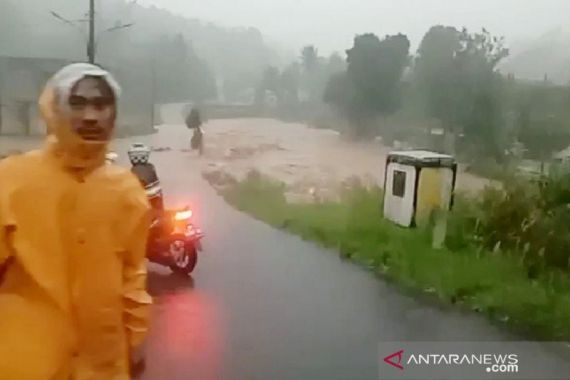 Hujan Ekstrem di Bogor, Jembatan Ambruk dan Sejumlah Warga Sempat Tertimbun Longsor - JPNN.COM