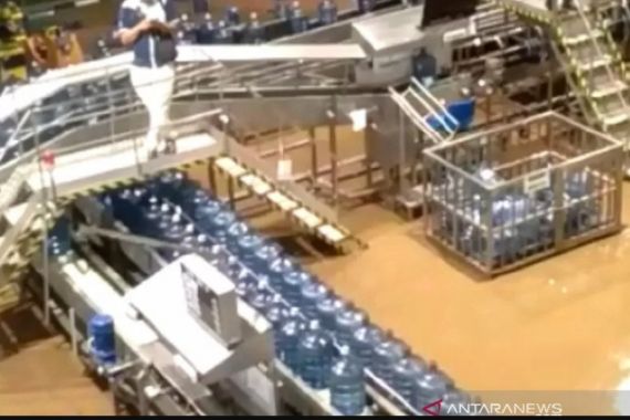 Banjir Terjang Pabrik Aqua di Sukabumi - JPNN.COM
