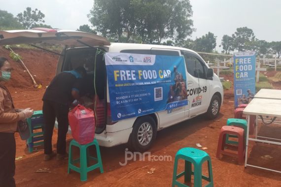 Lewat Free Food Car, Sekolah Relawan Bantu Petugas Pemakaman TPU Pondok Ranggon - JPNN.COM