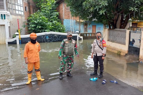 Banjir di Jatinegara Mulai Surut, Warga Bersih-bersih Rumah - JPNN.COM