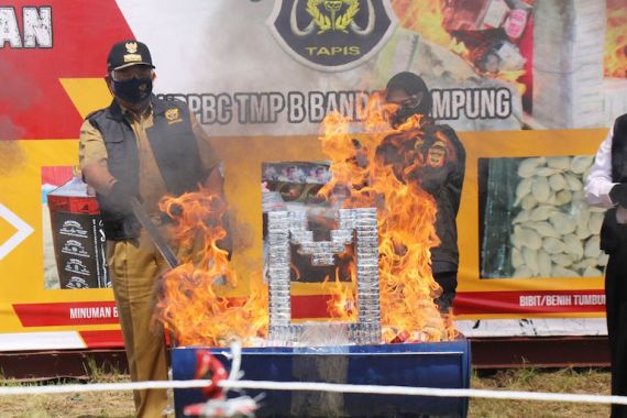 Bea Cukai Lampung Musnahkan 6,5 Juta Batang Rokok Ilegal - JPNN.COM