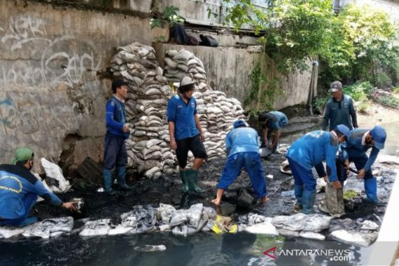 Jakarta Banjir Lagi, 985 Anak Buah Anies Baswedan Bersihkan Saluran Air - JPNN.COM