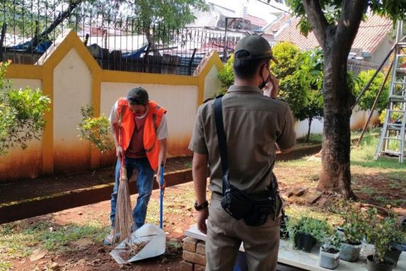 Tujuh Orang Pelanggar PSBB di Duren Sawit Dihukum Bersihkan Lingkungan - JPNN.COM
