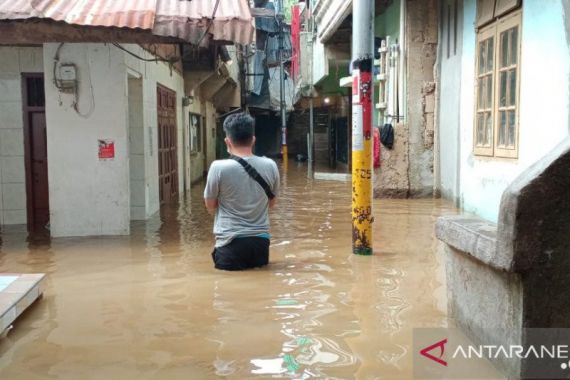 Pagi-pagi Warga Kebon Pala Jaktim Disambut Banjir - JPNN.COM