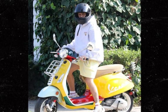 Lihat Nih Gaya Justin Bieber Naik Vespa Primavera Sean Wotherspoon, Keren Enggak? - JPNN.COM