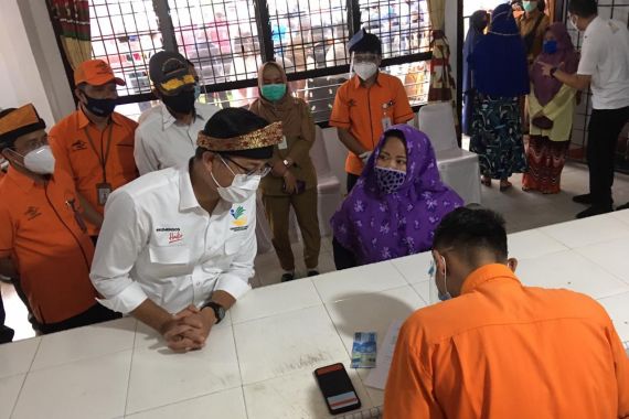 Kunjungi Natuna, Mensos Salurkan BST di Kantor Pos Ranai - JPNN.COM