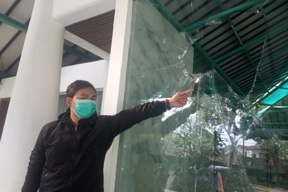 Pria Bertubuh Gempal Tiba-tiba Mengamuk, Merusak Masjid di Bandung - JPNN.COM