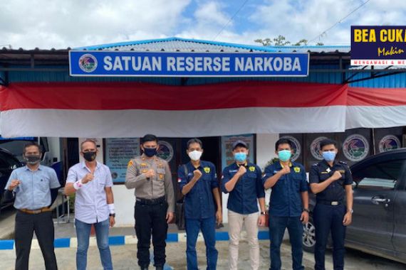 Sinergi Bea Cukai dan Kepolisian Gagalkan Peredaran Narkotika ke Wilayah Sorong - JPNN.COM