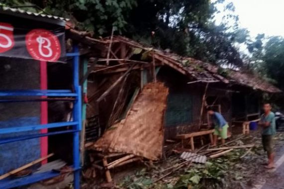 Bencana Banjir Bandang Belum Usai, Warga Sukabumi Diterjang Puting Beliung - JPNN.COM