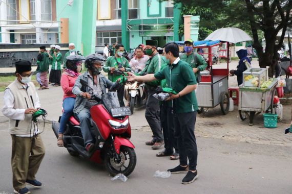 Tekan Penyebaran Covid-19, Kader PKB Kabupaten Bogor Bagi-bagi Masker - JPNN.COM