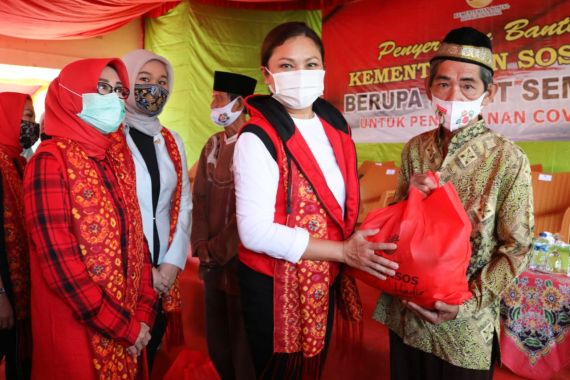 Gandeng Yayasan, Penasihat DWP Kemensos Salurkan Sembako di Ogan Ilir - JPNN.COM