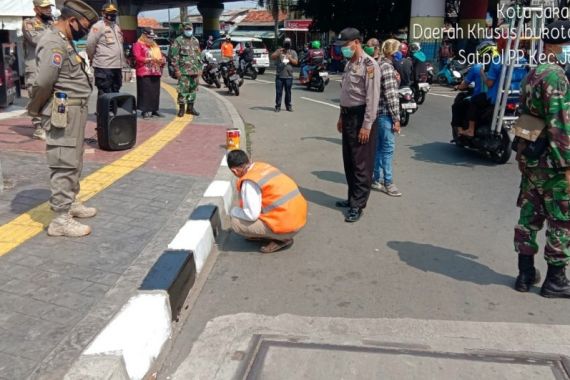 Tak Pakai Masker di Kampung Melayu, Siap-siap Dapat Sanksi Ini - JPNN.COM