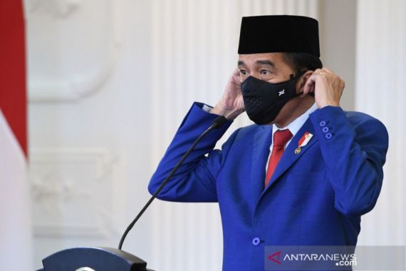 Ziarah Hari Pahlawan, Jokowi: Perjuangan Kita Kini Memutus Rantai Penyebaran COVID-19 - JPNN.COM