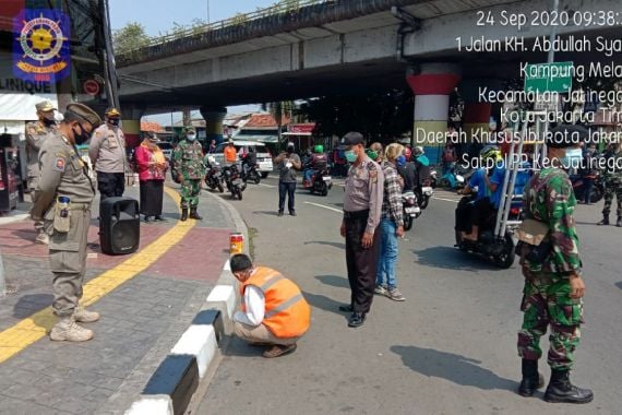 Pelanggar Protokol Kesehatan di Kampung Melayu Dihukum Mengecat Trotoar, Lihat Fotonya! - JPNN.COM