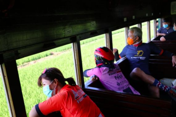 Pak Ganjar dan Istri Jatuh Cinta pada Wisata Kereta Uap Ambarawa, Pemandangannya Menakjubkan - JPNN.COM