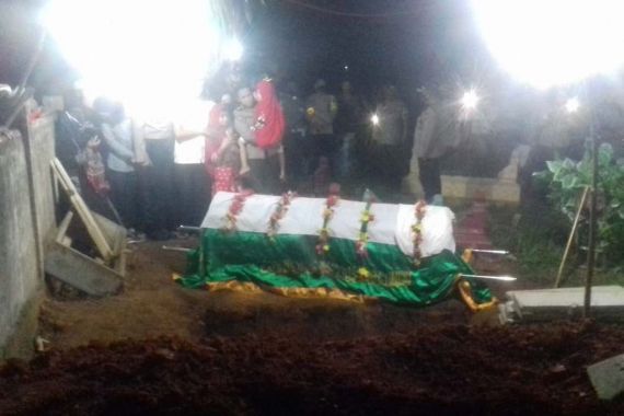Tembakan Salvo dan Ratusan Anggota Polisi Iringi Pemakaman Polwan Cantik Bripka Anina - JPNN.COM