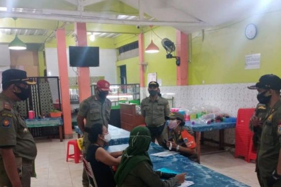 Langgar PSBB, 7 Rumah Makan di Kramat Jati Dipaksa Tutup Tiga Hari - JPNN.COM