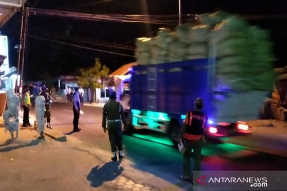 Petugas Gabungan Berhentikan Sebuah Truk, Polisi Militer Ikut Turun, Bukan Narkoba - JPNN.COM