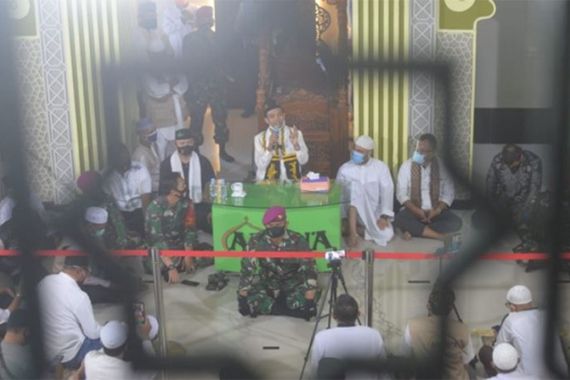 Lihat! Ada Prajurit TNI di Depan Ustaz Abdul Somad, Jemaah Menangis.. - JPNN.COM