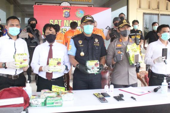 Bea Cukai dan Polisi Gagalkan Penyelundupan 10 Kg Sabu-sabu dari Malaysia - JPNN.COM