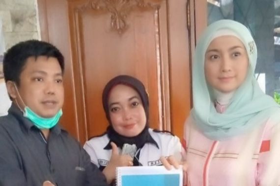 Pengin jadi PNS, Guru Honorer Tua Bertemu Desy Ratnasari, Puas - JPNN.COM