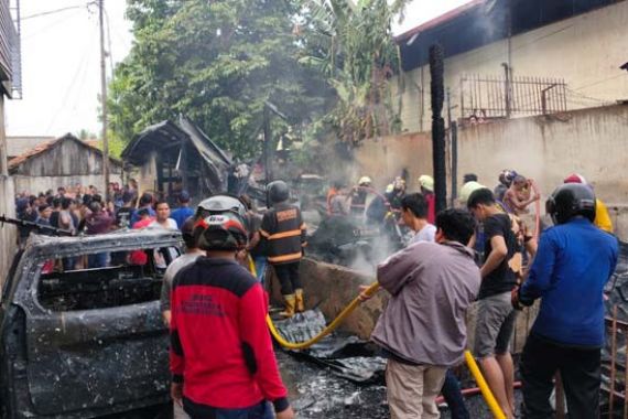 Ditinggal Sebentar Beli Sandal, Rumah dan Mobil Hangus Terbakar - JPNN.COM