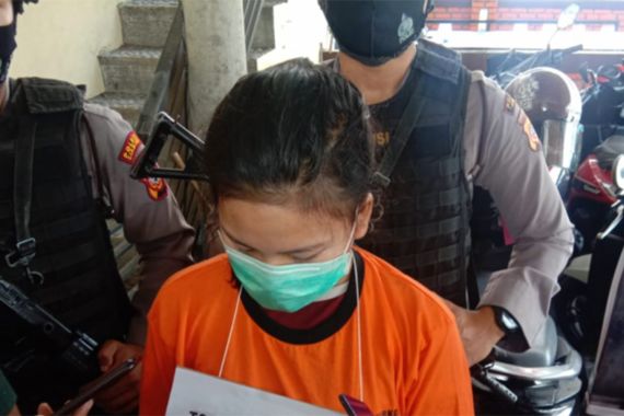 Dikawal 2 Polisi Bersenjata, Gadis Belia Penjual Sabu-Sabu Berkata.. - JPNN.COM