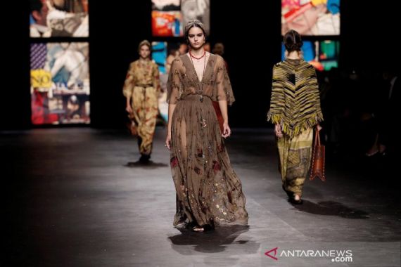 Dior Tampilkan Kain Tenun Ikat Indonesia dalam Acara Paris Fashion Week - JPNN.COM