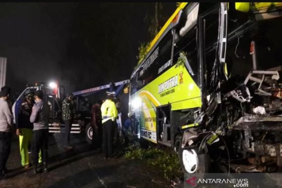 Rem Blong, Bus Wisata Hantam 6 Kendaraan, Turut Berduka - JPNN.COM