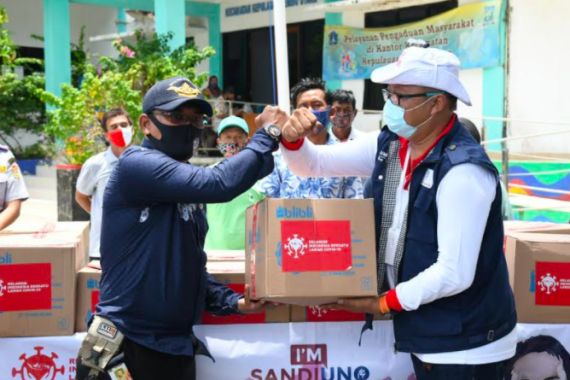 Bersama RIB Lawan COVID-19, Sandiaga Beri Bantuan ke Warga Kurang Mampu di Kepulauan Seribu - JPNN.COM