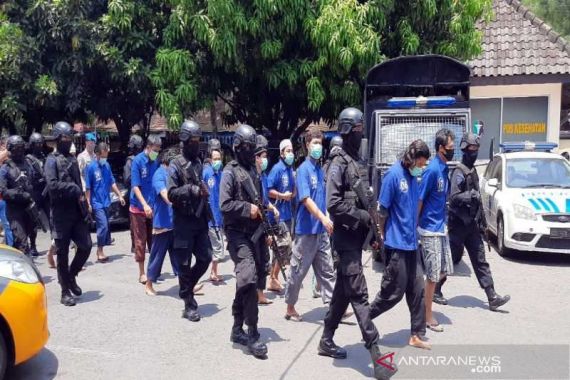 Polisi Bersenjata Mengawal 12 Pelaku Intoleran, Nih Tampangnya - JPNN.COM