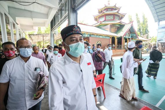 Eri Cahyadi Dapat Pemberian Songkok Spesial dari Takmir Masjid Cheng Ho - JPNN.COM