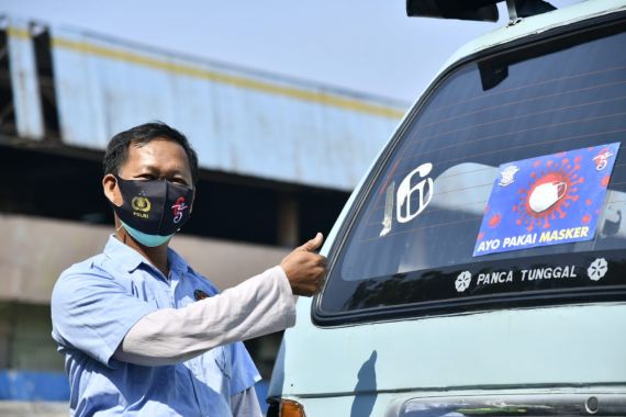 Polisi Libatkan Sopir Angkot dalam Kampanye Penggunaan Masker - JPNN.COM