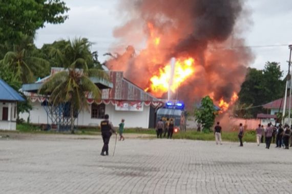 Ratusan Massa Bakar Kompleks Kantor Bupati Keerom Papua Usai Pengumuman Hasil CPNS, Oh - JPNN.COM