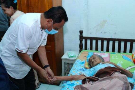 Kunjungi Nenek Azizah, Ma'mun Menjanjikan Program Layanan Kesehatan yang Lebih Baik - JPNN.COM