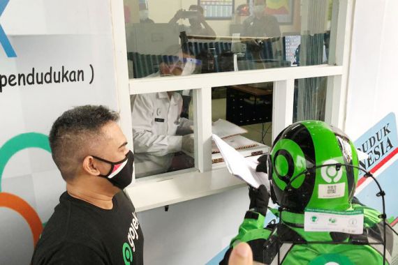 Pemkot Tangsel Manfaatkan GoSend untuk Urus Dokumen Kependudukan - JPNN.COM