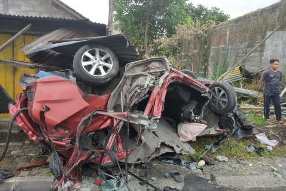 Kecelakaan Maut di Sleman, 4 Orang Tewas, Mobilnya Jadi Kayak Begini - JPNN.COM