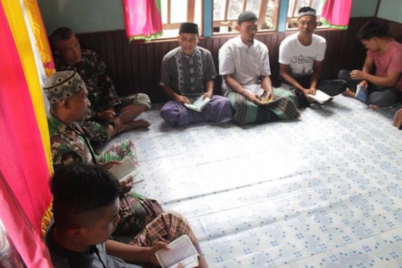 Jalin Silaturahmi, Anggota TMMD Reguler 109 Sintang Berdoa Bersama Masyarakat - JPNN.COM