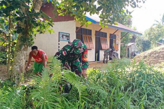 Personel TMMD Kodim 1711 Bersihkan Sekolah PAUD di Kampung Kakuna - JPNN.COM