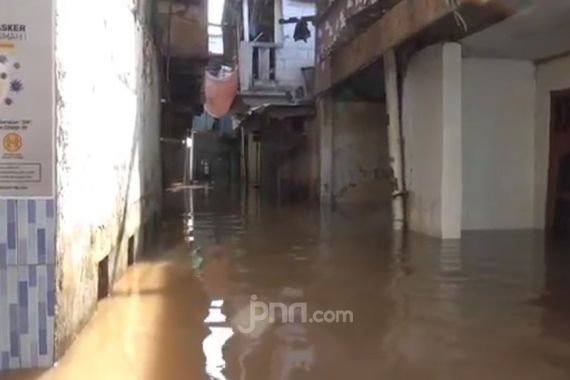 69 RT dan 4 Jalan di Jakarta Masih Kebanjiran, 29 Warga Mengungsi - JPNN.COM