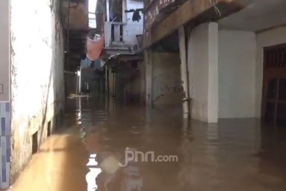 5 RW di Kampung Melayu Terendam Banjir Hampir 2 meter, Warga Pilih Bertahan di Rumah - JPNN.COM